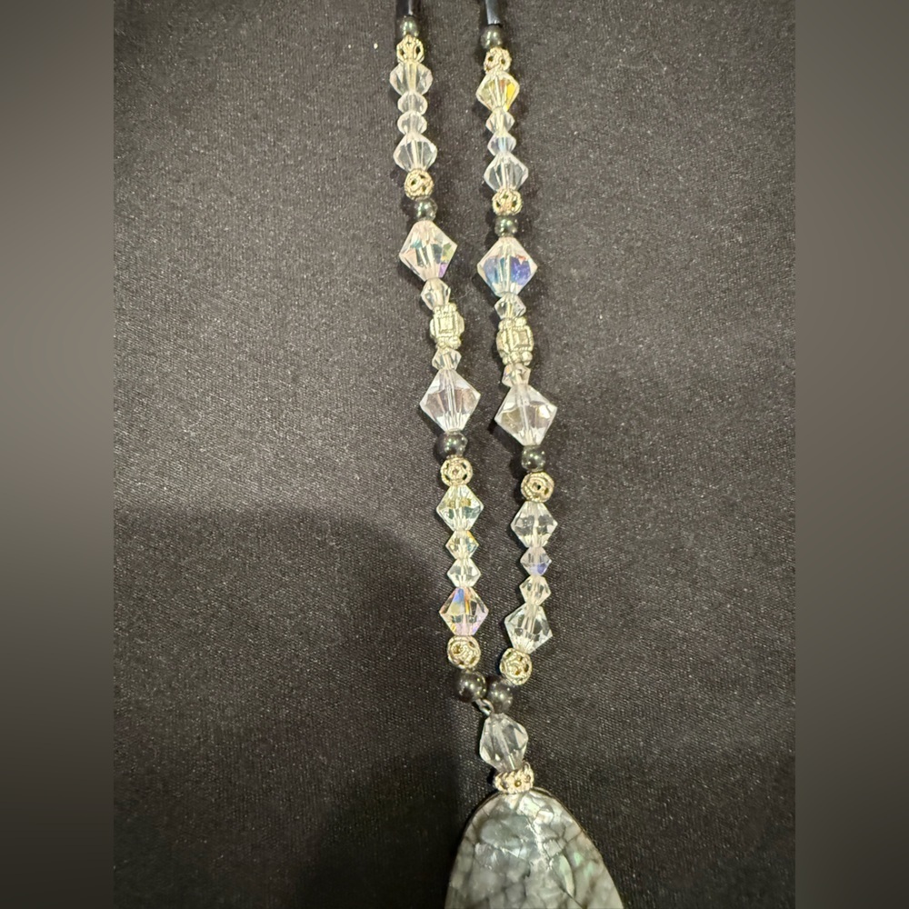 Elegant Vintage Abalone Pendant Necklace with Crystal Beads - Picture 6 of 16